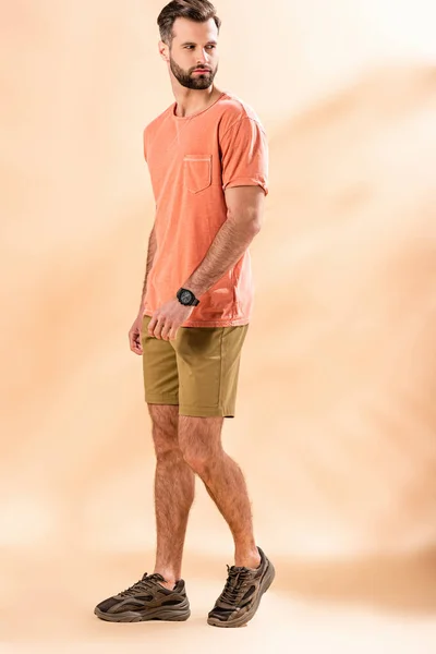 Guapo Hombre Elegante Posando Pantalones Cortos Camiseta Verano Beige — Foto de Stock