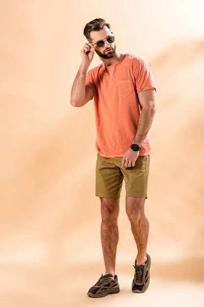 Handsome Young Man Posing Shorts Summer Shirt Sunglasses Beige — Stock Photo, Image