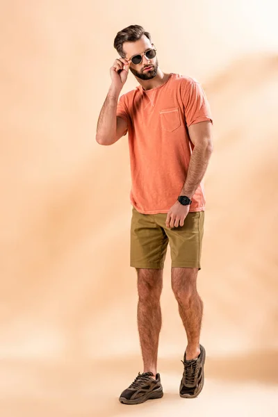 Knappe Jongeman Korte Broek Zomert Shirt Zonnebril Beige — Stockfoto