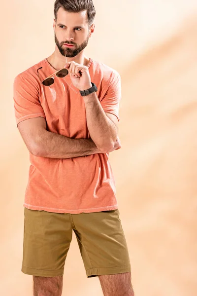 Handsome Man Posing Shorts Summer Shirt Holding Sunglasses Beige — Stock Photo, Image