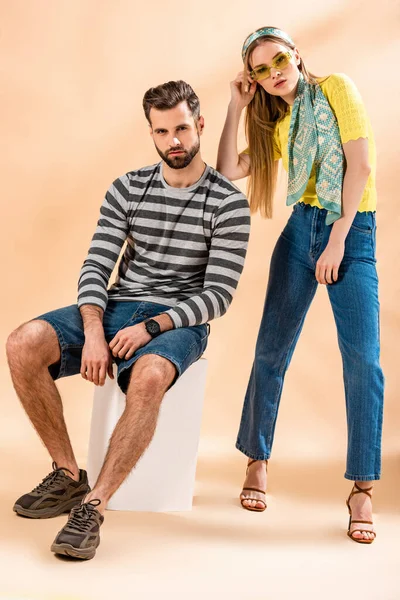 Hermosa Pareja Elegante Posando Ropa Verano Cubo Blanco Beige — Foto de Stock