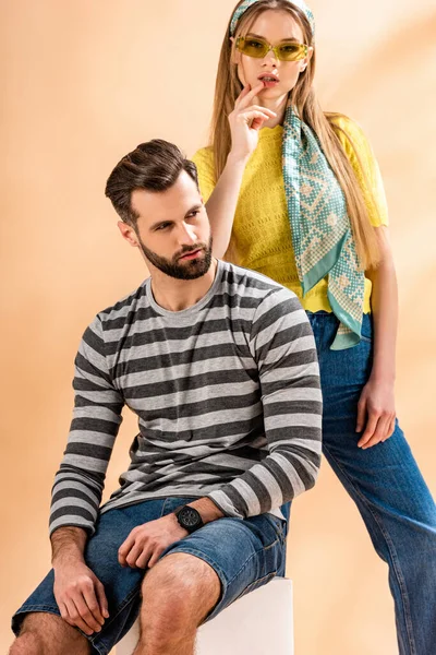 Jeune Couple Mode Posant Vêtements Été Sur Cube Blanc Sur — Photo