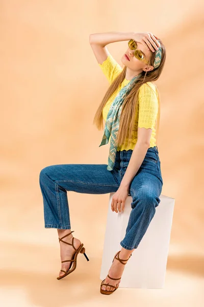 Modieus Blond Meisje Jeans Geel Shirt Zonnebril Hiel Sandalen Zijden — Stockfoto