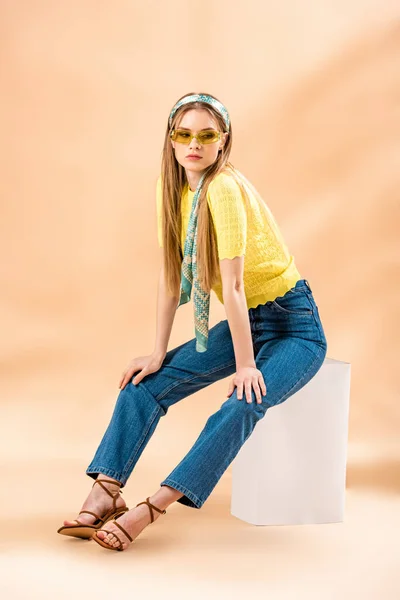 Beautiful Blonde Girl Jeans Yellow Shirt Sunglasses Heeled Sandals Silk — Stock Photo, Image