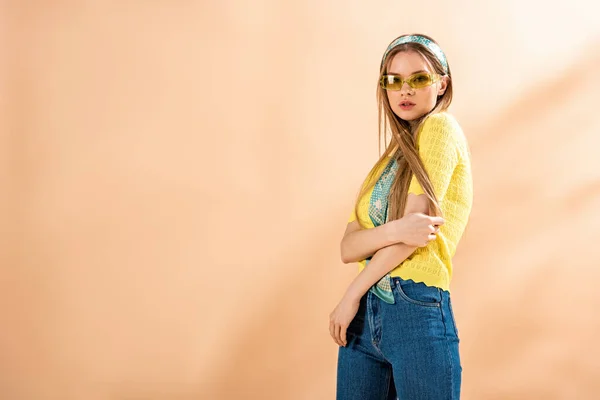 Menina Bonita Posando Jeans Camiseta Amarela Óculos Sol Cachecol Seda — Fotografia de Stock