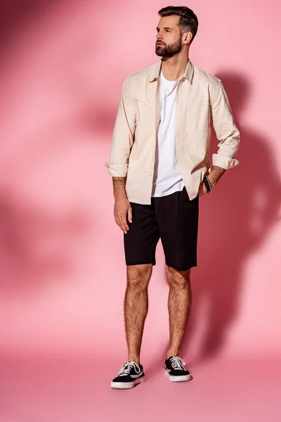Knappe Bebaarde Man Poseren Zomer Shirt Korte Broek Roze — Stockfoto