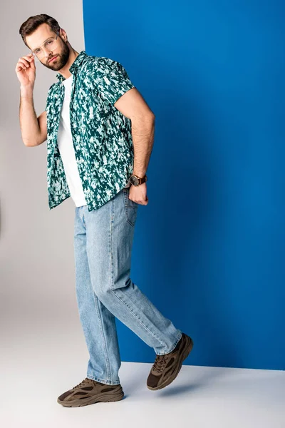 Hombre Barbudo Guapo Posando Ropa Verano Gafas Sol Gris Azul — Foto de Stock