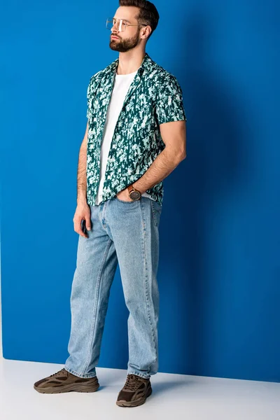 Modny Brodaty Mężczyzna Pozowanie Letnich Ubraniach Okularach Przeciwsłonecznych Szaro Niebieski — Zdjęcie stockowe