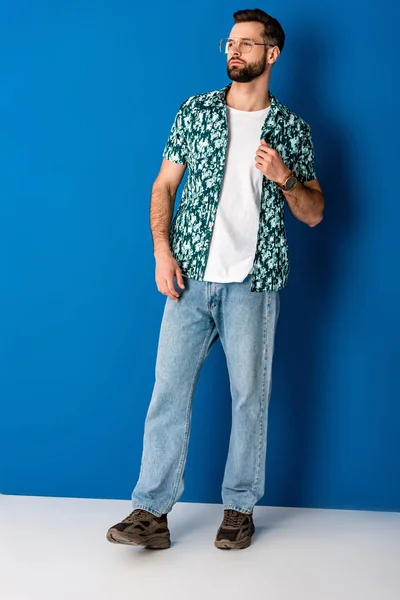 Fashionable Man Posing Summer Clothes Sunglasses Grey Blue — Stock Photo, Image