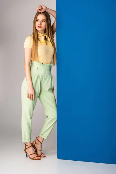 Fashionable Girl Posing Green Summer Trousers Yellow Shirt Heeled Sandals — Stock Photo, Image