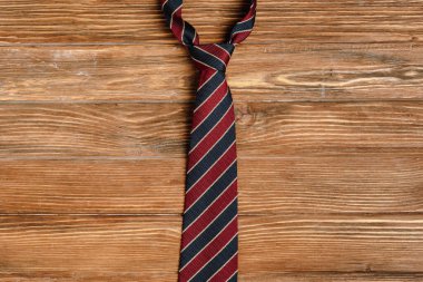 Ahşap arkaplanda erkek çizgili kumaş kravatının üst görünümü