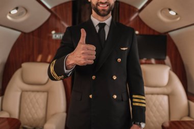 Özel jetin gülümseyen pilotunun baş parmağını kaldırması görüntüsü.