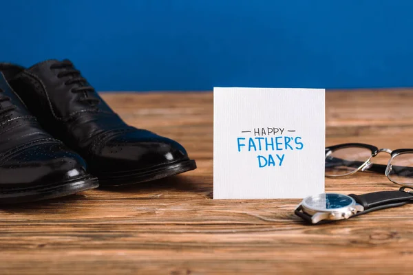 幸せな父親の日を文字でグリーティングカードの選択的な焦点 メンズシューズ 腕時計と青に隔離されたメガネ — ストック写真