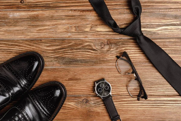 Flat Lay Mens Shoes Tie Wristwatch Glasses Wooden Background — Stock Photo, Image