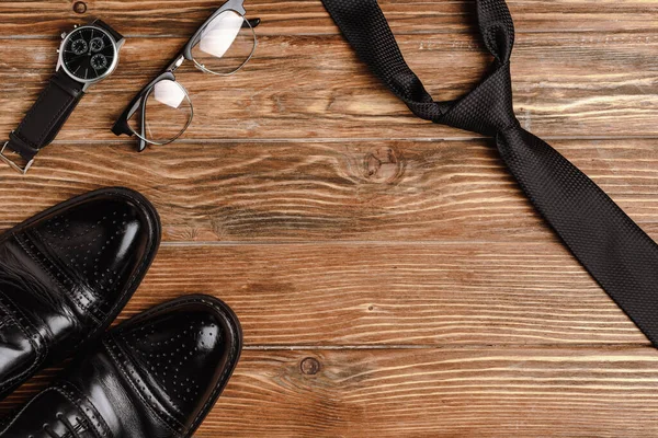 Vista Superior Zapatos Negros Para Hombre Corbata Reloj Pulsera Gafas — Foto de Stock