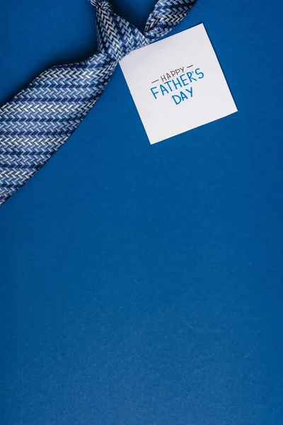Mutlu Babalar Günü Mavi Arka Planda Erkek Kravatı Olan Tebrik — Stok fotoğraf
