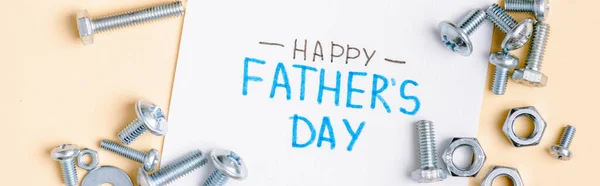 ベージュを背景に幸せな父親の日の文字でナットとボルトとグリーティングカードのパノラマショット — ストック写真