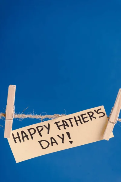 Μπεζ Ευχετήρια Κάρτα Μαύρα Γράμματα Ευτυχισμένη Ημέρα Πατεράδες Κρέμονται Στο — Φωτογραφία Αρχείου