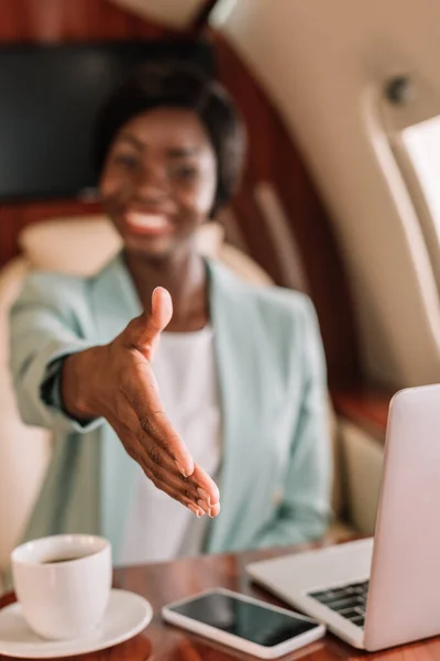 Enfoque Selectivo Sonriente Mujer Negocios Afroamericana Mostrando Gesto Saludo Con —  Fotos de Stock