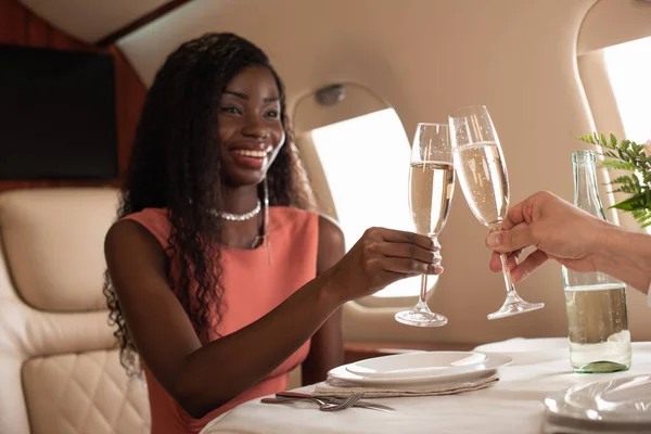 Beskärd Utsikt Över Mannen Klinkande Glas Champagne Med Glad Afrikansk — Stockfoto