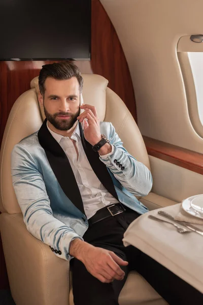 Hombre Seguro Positivo Hablando Teléfono Inteligente Mientras Viaja Jet Privado — Foto de Stock