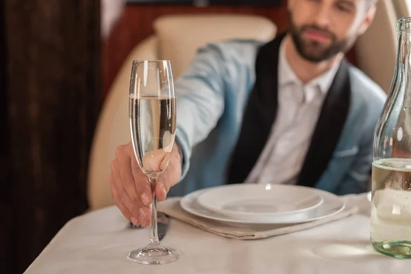 Foco Seletivo Homem Elegante Tomando Copo Champanhe Mesa Servida Avião — Fotografia de Stock