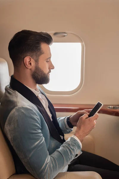 Vista Lateral Mensagens Jovens Elegantes Smartphone Avião Privado — Fotografia de Stock