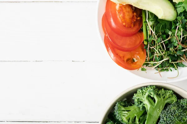 Bovenaanzicht Van Verse Microgroen Tomaat Avocado Broccoli Kommen Wit Houten — Stockfoto