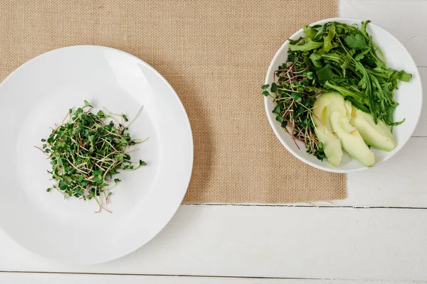 Vista Superior Microgreen Fresco Placa Perto Tigela Salada Verde Guardanapo — Fotografia de Stock