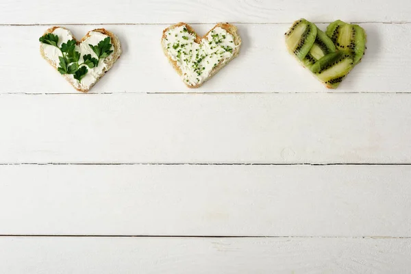 Top View Heart Shaped Canape Creamy Cheese Microgreen Parsley Kiwi — Stock Photo, Image