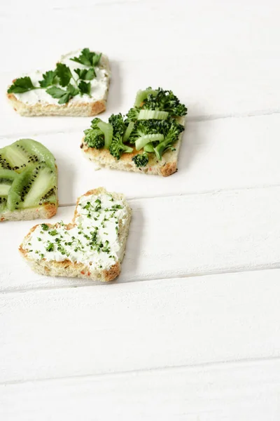 Herzförmiger Canape Mit Cremigem Käse Brokkoli Mikrogrün Petersilie Und Kiwi — Stockfoto