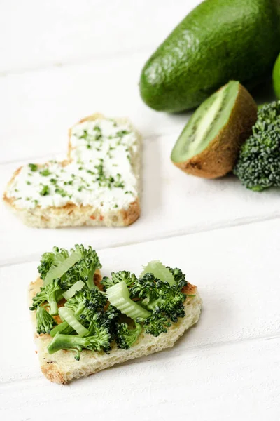 Selective Focus Heart Shaped Canape Creamy Cheese Broccoli Microgreen Green — Stock Photo, Image