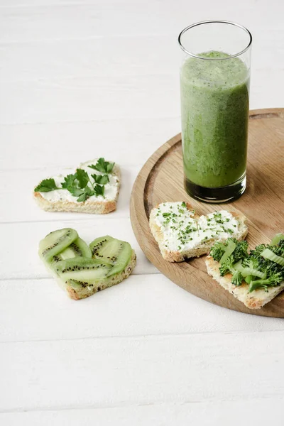 Πράσινο Smoothie Και Canape Σχήμα Καρδιάς Κρεμώδες Τυρί Μπρόκολο Μικροπράσινο — Φωτογραφία Αρχείου