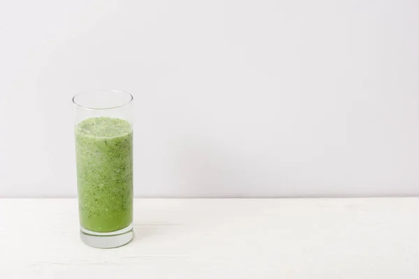 Zöld Smoothie Üvegben Fehér Felületen — Stock Fotó