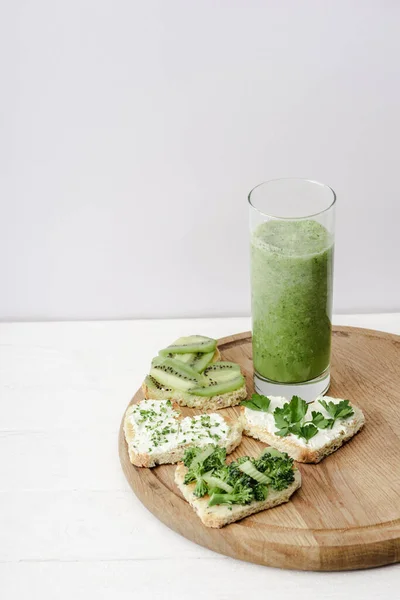Yeşil Smoothie Kalp Şeklinde Kanape Krem Peyniri Brokoli Mikroyeşil Maydanoz — Stok fotoğraf