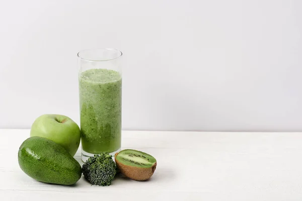 Smoothie Verde Vidro Perto Kiwi Brócolis Abacate Maçã Superfície Madeira — Fotografia de Stock