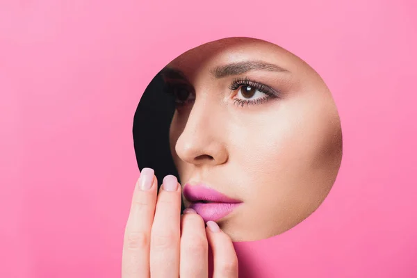 Mulher Atraente Com Lábios Cor Rosa Olhando Através Buraco Tocando — Fotografia de Stock