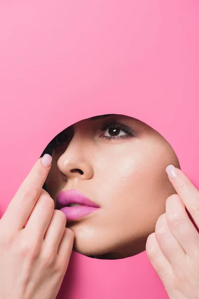 Vrouw Met Roze Lippen Kijken Gat Aanraken Van Papier Met — Stockfoto