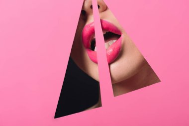 Pembe dudaklı, ağzı açık, üçgen delikler boyunca uzanan siyah gözlü kadın görüntüsü.