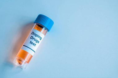Örnek ve doping uyuşturucu test harflerinin mavi üzerine yazıldığı konteynırın üst görünümü 