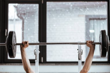 Güçlü bir sporcunun spor salonunda halterle antrenman yapması. 
