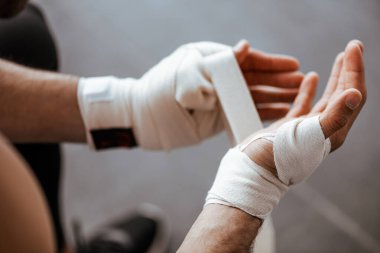 Kırpılmış insan görüntüsü, elastik spor bandajı. 