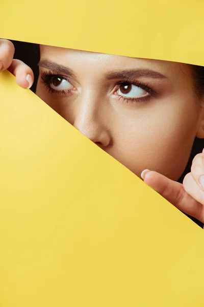 Mujer Mirando Hacia Otro Lado Del Agujero Tocando Papel Amarillo — Foto de Stock