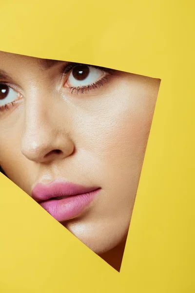 Vrouw Met Roze Lippen Kijkend Driehoekig Gat Geel Papier — Stockfoto