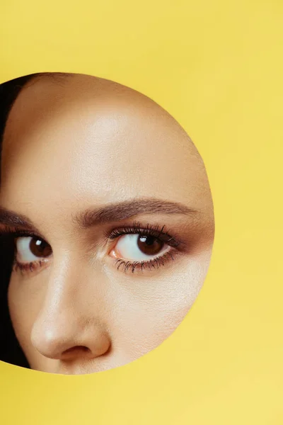 Gadis Dengan Mata Berasap Melihat Kamera Lubang Kertas Kuning — Stok Foto