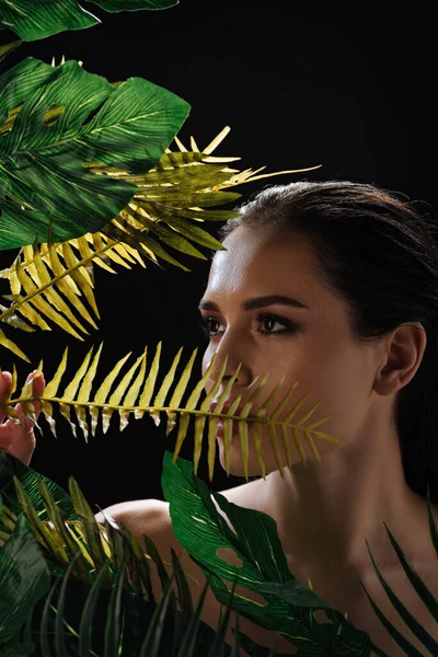 Menina Atraente Olhando Para Trás Folhas Verdes Isoladas Preto — Fotografia de Stock