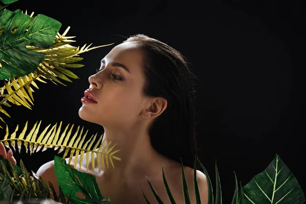 Krásná Žena Blízkosti Zelené Listy Izolované Černé — Stock fotografie