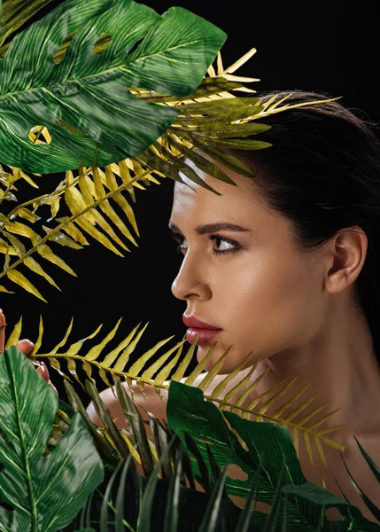 Yeşil Yaprakların Yakınındaki Güzel Bir Kadının Portresi — Stok fotoğraf