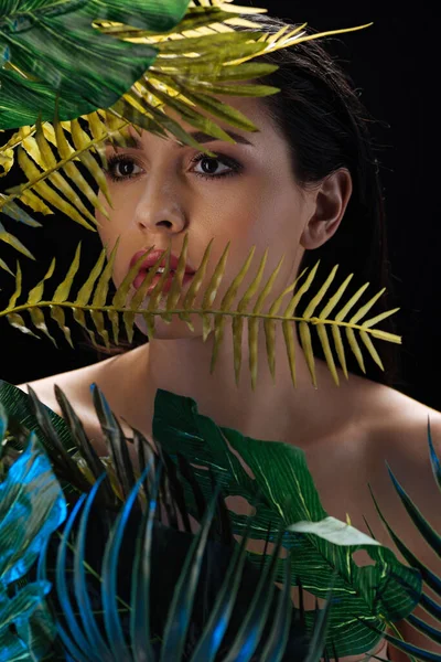 Retrato Hermosa Chica Con Hojas Verdes Aisladas Negro — Foto de Stock