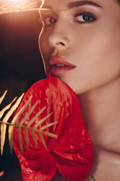 Portrait Femme Avec Anthurium Rouge Feuille Fougère Regardant Caméra Sur — Photo